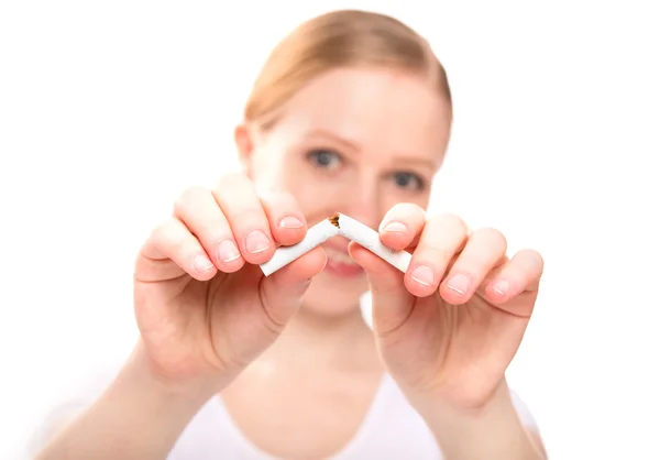 Mujer rompiendo cigarrillos. concepto dejar de fumar — Foto de Stock