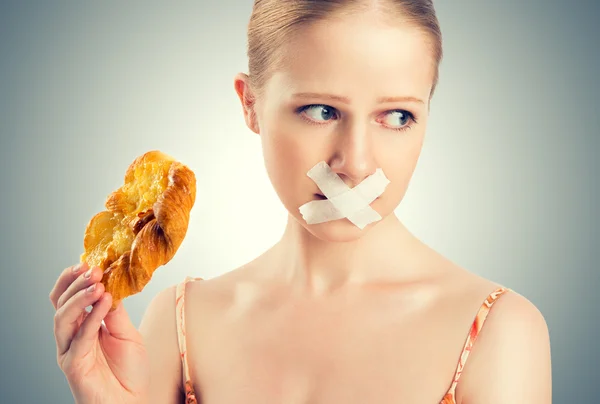 Ernährungskonzept. Frauenmund mit Klebeband mit Brötchen verschlossen — Stockfoto