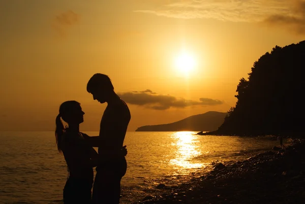 Silhouette de couple amoureux au coucher du soleil — Photo