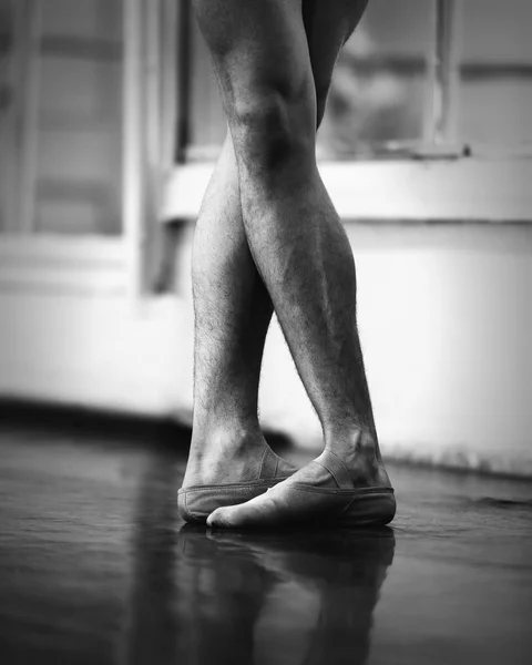 Άνδρες μπαλέτο πόδια στην πέμπτη θέση — Φωτογραφία Αρχείου