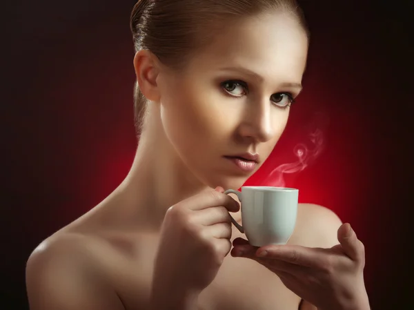 Mujer sexy disfrutando de una taza de café caliente sobre un fondo oscuro — Foto de Stock