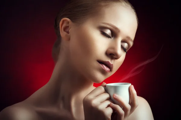 性感女人享受一杯热咖啡上一个黑的背景 — 图库照片