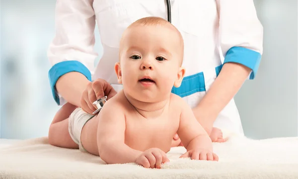 Pediatra bebê e médico. médico escuta o coração com s — Fotografia de Stock