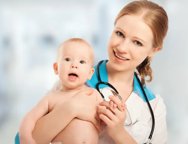 Pediatrician woman doctor holding patient baby — Stockfoto