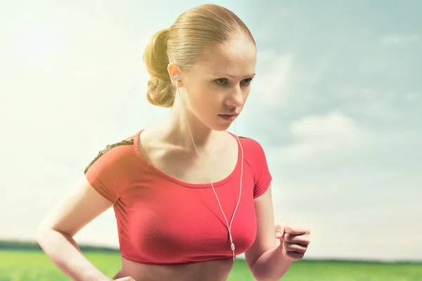 Mujer joven corriendo al aire libre — Foto de Stock