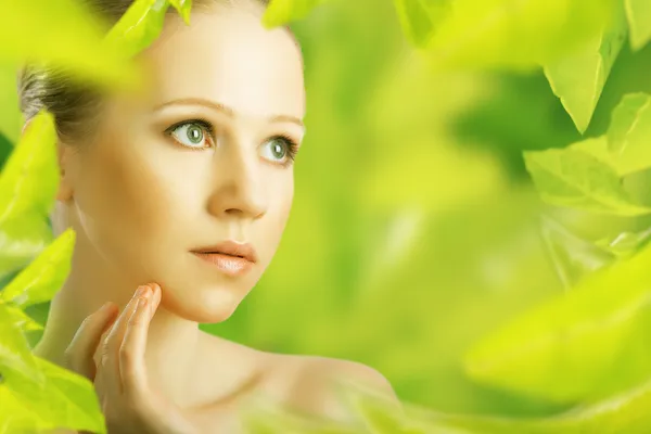 Mulher de beleza e um cuidado natural da pele em verde — Fotografia de Stock