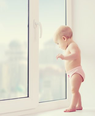 Özlem, pencereden üzüntü, seyir ve bekleyen kız bebek