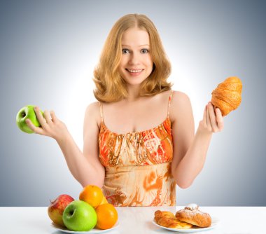 kadın sağlıklı ve sağlıksız yemek arasında seçim