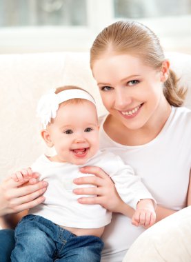 mutlu bir aile. Anne ve bebek kızı evde kanepe