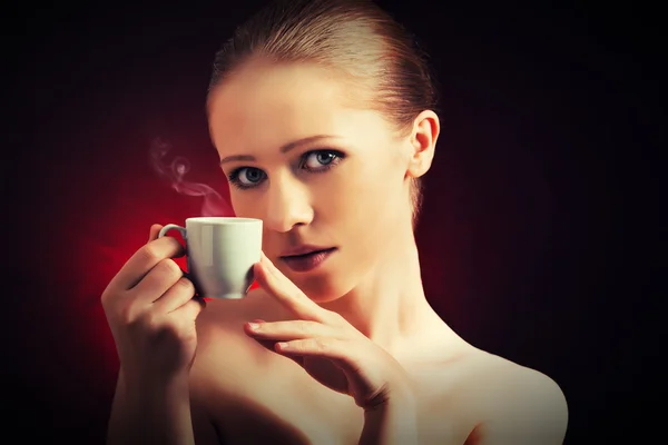 Bir fincan sıcak kahve koyu arka plan üzerinde seksi kadının — Stok fotoğraf
