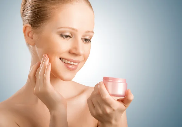 Cura della pelle. bellezza donna con gli occhi chiusi con vaso di crema — Foto Stock