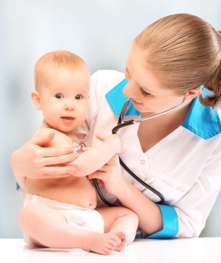 Bebek ve doktor bir pediyatrist. Doktor kalp s ile dinler