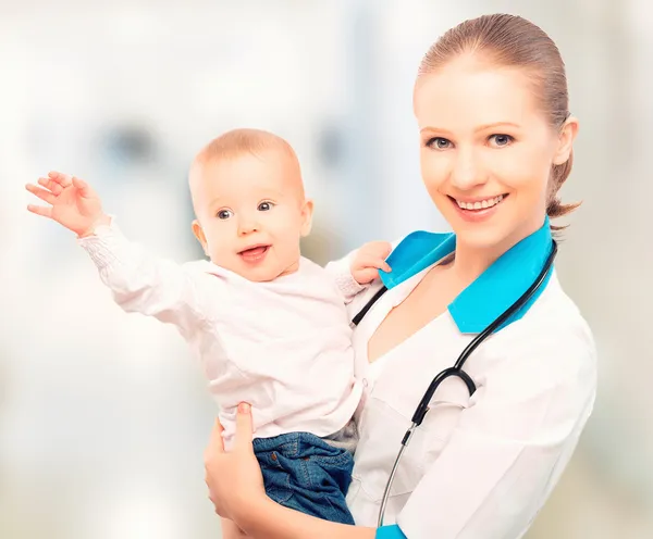 Läkare barnläkare och patienten lyckligt barn baby — Stockfoto