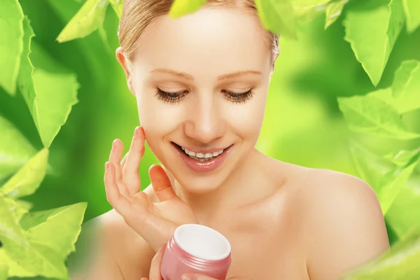 Bellezza donna con crema e cura della pelle naturale in verde — Foto Stock