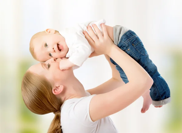 Familia feliz. Madre vomita bebé, jugando — Foto de Stock