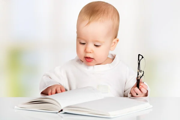 Bebê engraçado lendo um livro — Fotografia de Stock