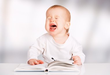 komik bebek ağlıyor ve bir kitap okuma