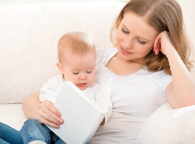 Anne bebek Divan kitap okuma