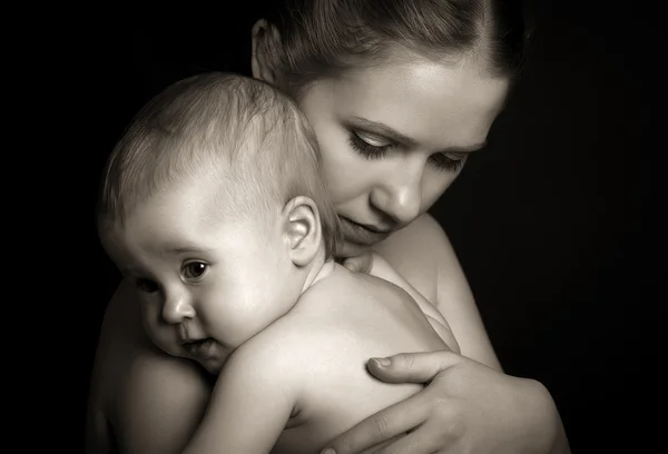 Conceito de amor e família. mãe abraçando bebê ternamente em mon — Fotografia de Stock