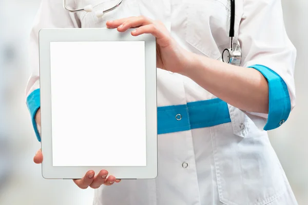 医者の手の中に空白のコンピューター タブレット — ストック写真