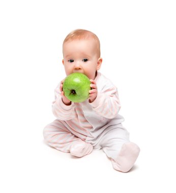 şirin mutlu bebek yeşil elma izole meyve yiyor