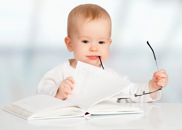 Bebê engraçado lendo um livro — Fotografia de Stock