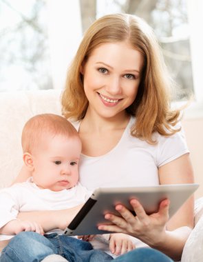 Anne ve bebek ile evde kanepede tablet bilgisayar