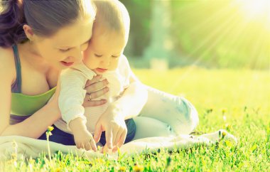 mutlu bir aile. Anne ve bebeğin bir yaz çayır Park