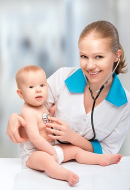 Bebek ve doktor bir pediyatrist. Doktor kalp s ile dinler