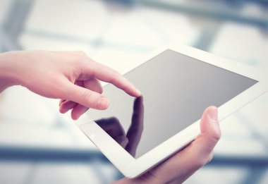 elinde boş bir ekran ile beyaz tablet