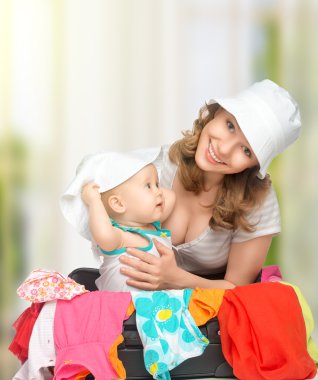 Anne ve bebek kız bavul ve seyahat için hazır giyim