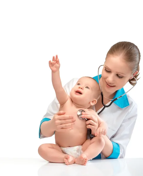 Pediatra bebê e médico. médico escuta o coração com s — Fotografia de Stock