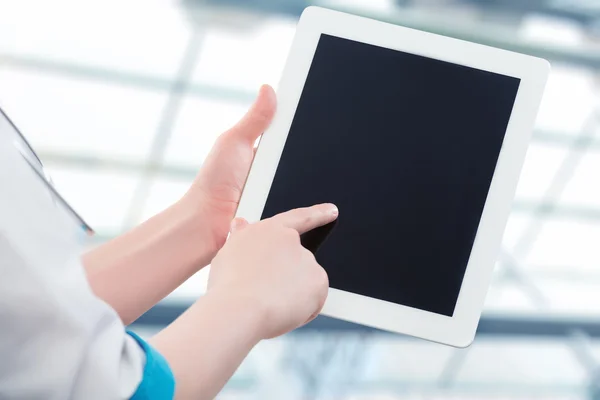 Tablet computador em branco nas mãos do médico — Fotografia de Stock