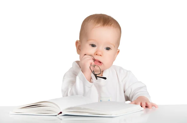 Engraçado bebê lendo um livro isolado no fundo branco — Fotografia de Stock