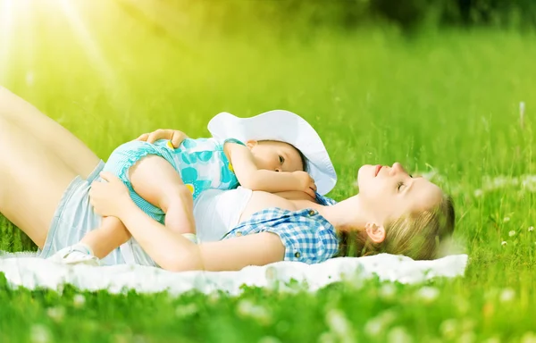 Familia feliz. La madre y el bebé descansan, relajan el sueño —  Fotos de Stock