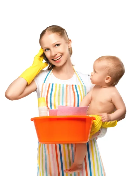 Jonge gelukkig moeder is een huisvrouw met een baby doet huiswerk en — Stockfoto