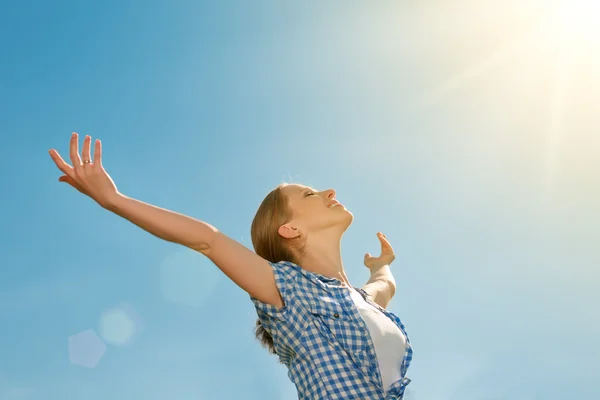 Glückliche junge Frau reißt die Arme in den Himmel — Stockfoto