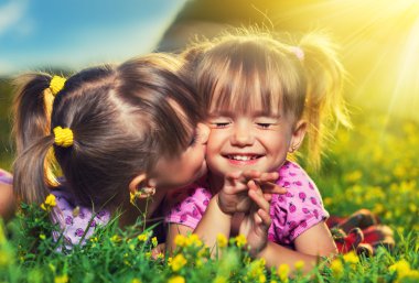 dos hermanas gemelas feliz chicas besándose y riéndose en el verano outd
