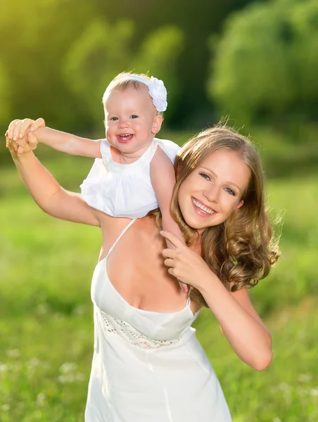 幸せな家族。母と娘の赤ちゃん自然で遊んでいるガール フレンド — ストック写真