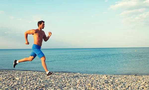 Morgens joggen am Strand — Stockfoto