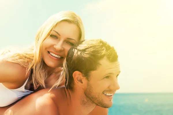 Feliz pareja enamorada abrazándose y riendo en la playa —  Fotos de Stock