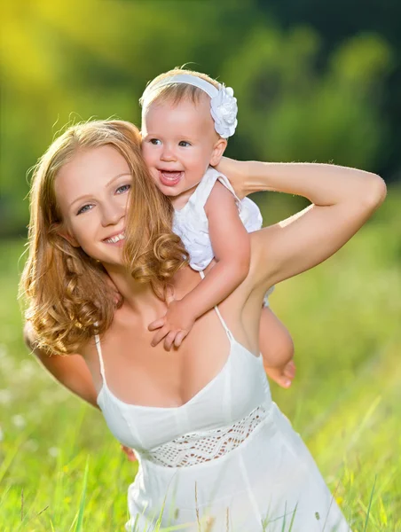 Familia feliz en la naturaleza madre e hija bebé —  Fotos de Stock