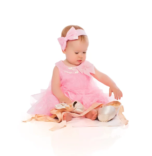 Niña en un vestido de bailarina rosa con zapatos puntiagudos —  Fotos de Stock