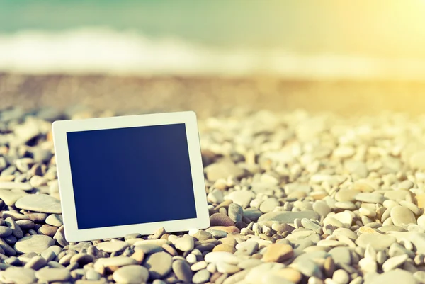 Concepto de internet y comunicación. tableta en blanco —  Fotos de Stock