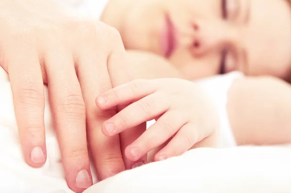 Hand the sleeping baby in the hand of mother — Stock Photo, Image