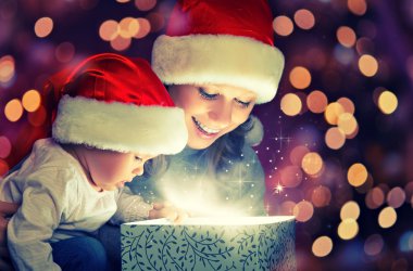 Noel sihirli hediye kutusu, mutlu aile anne ve bebek