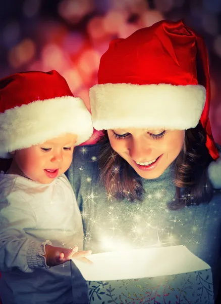 Caja de regalo mágica de Navidad y una feliz madre y bebé de la familia — Foto de Stock