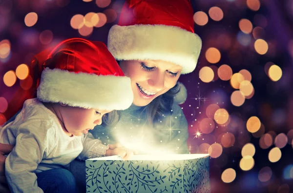 De doos van de magische gift van Kerstmis en een gelukkig familie moeder en baby Rechtenvrije Stockfoto's