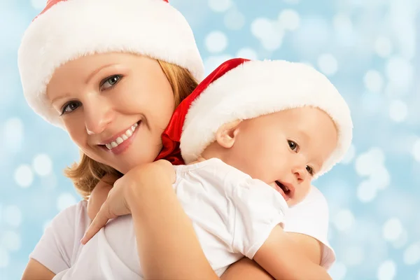 Glad familj mor och barn i jul hattar — Stockfoto