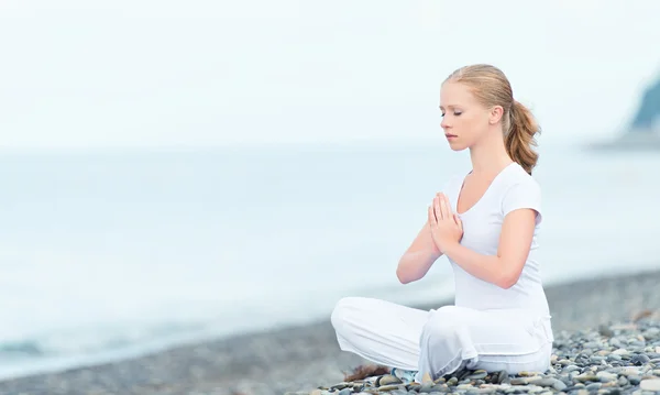 Mujer meditando en loto yoga en la playa —  Fotos de Stock